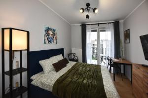 熱舒夫的住宿－SuperApart Prymasa 1000-lecia 6a，一间卧室配有一张床、一张书桌和一个窗户。