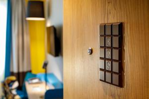 سرير أو أسرّة في غرفة في Swiss Chocolate by Fassbind Zurich