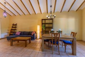 Luxe Vista Retreat في Serra: غرفة معيشة مع طاولة وأريكة