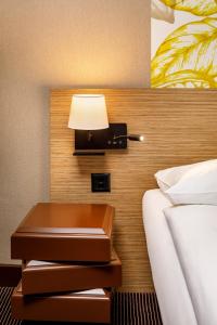 سرير أو أسرّة في غرفة في Swiss Chocolate by Fassbind Zurich