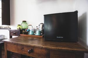 a flat screen tv sitting on top of a wooden table at CASALE LE CIVETTE in Montepulciano