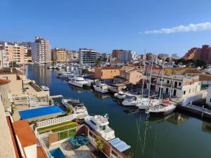 - une vue sur un port avec des bateaux dans l'eau dans l'établissement Global Immo 3289 Port thalassa, à Roses