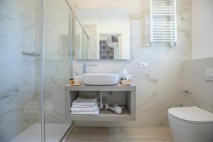 bagno con lavandino e doccia di Hotel Riviera a Milano Marittima