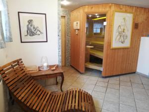 Cette chambre dispose d'un banc et d'une porte en bois. dans l'établissement Ferienhaus Karin, à Rieding