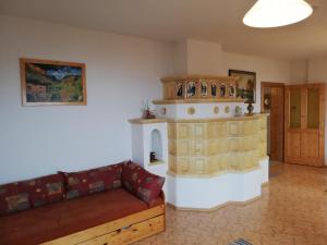 - un salon avec un canapé et une cheminée dans l'établissement Ferienhaus Karin, à Rieding