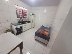 a small kitchen with a bed in the middle of it at Hospedaria cmc unidade 02 in Riacho Fundo +22 photos