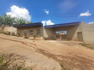 a building on the side of a dirt road at Hospedaria cmc unidade 02 in Riacho Fundo