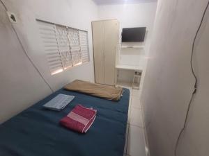a small room with a bed and a keyboard at Hospedaria cmc unidade 02 in Riacho Fundo