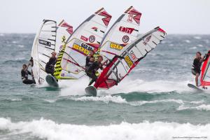 un gruppo di persone che fanno windsurf nell'oceano di Global Immo 3289 Port thalassa a Roses