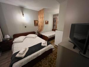 Postel nebo postele na pokoji v ubytování Kostaki's Stonehouse 2 + 30 fotografií