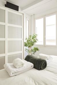 um quarto com uma cama com duas toalhas em Low Cost Apartments Center Elche em Elche