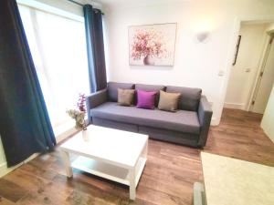 uma sala de estar com um sofá e uma mesa em Luxury apartment near London centre, near train station, E1 em Londres