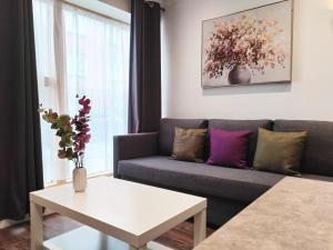 uma sala de estar com um sofá e uma mesa em Luxury apartment near London centre, near train station, E1 em Londres