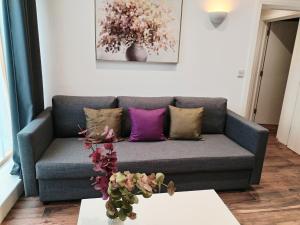 sala de estar con sofá azul y almohadas moradas en Luxury apartment near London centre, near train station, E1, en Londres