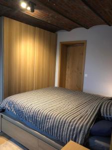 - une chambre avec un lit et un plafond en bois dans l'établissement Chez Raoul - Ancienne Grange, à Pont-à-Celles