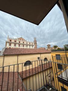 ヴェローナにあるResidenza Della Samaritanaのバルコニーから建物の景色を望めます。