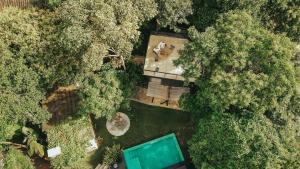 an overhead view of a house with a pool in a forest at Casa Antônia - Pousada Boutique in Lençóis