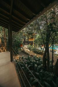 un patio con recinzione e piante in un cortile di Casa Antônia - Pousada Boutique a Lençóis