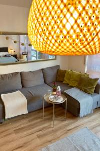 テュービンゲンにあるSüdstadtoase • Tübingen &freeParkingのソファとテーブルのあるリビングルーム