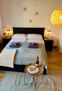 圖賓根的住宿－Südstadtoase • Tübingen &freeParking，一间卧室配有一张床和一张桌子,上面装有一瓶