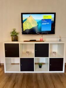 テュービンゲンにあるSüdstadtoase • Tübingen &freeParkingの白いエンターテイメントセンター(上部に薄型テレビ付)