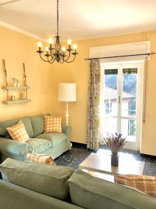 een woonkamer met een bank en een tafel bij Casa Marri in Camogli