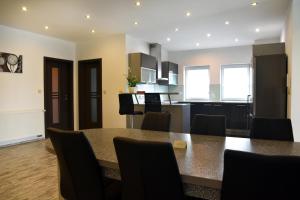 cocina y comedor con mesa y sillas en Apartmán Hrušky, en Hrušky