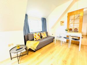 Posezení v ubytování aday - Stylish Central Apartment in Hjorring