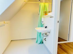 Kamar mandi di aday - Stylish Central Apartment in Hjorring