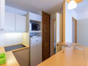 Appartement La Mongie, 2 pièces, 6 personnes - FR-1-404-19にあるキッチンまたは簡易キッチン