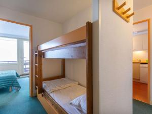 ラ・モンジーにあるAppartement La Mongie, 2 pièces, 6 personnes - FR-1-404-19の小さなお部屋で、二段ベッド1組が備わります。