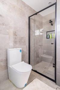 uma casa de banho com um WC e um chuveiro em Sydney Blue Mountain Retreat em Kingswood