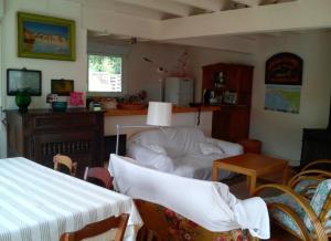 - un salon avec un canapé et une table dans l'établissement Village de l'herbe réf 2094, à Lège-Cap-Ferret