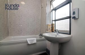 Ένα μπάνιο στο Kunda House O Grange Bunk Rooms MEN ONLY