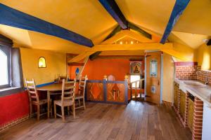 ein Esszimmer mit Tisch und Stühlen in der Unterkunft Valsoyo in Upie