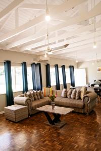 Sala de estar con 2 sofás y mesa de centro en Pendennis, en Durban