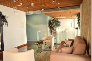 a living room with a couch and a glass table at Hotel Baeza Monumental by eme hoteles in Baeza