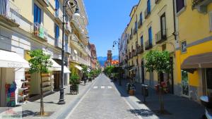 una calle vacía en una ciudad con edificios en Sara luxury apartment 3, en Sorrento