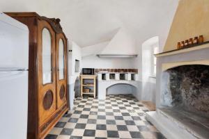 uma sala de estar com lareira e piso em xadrez em AFFRESCATO - Palazzo Ravaschieri em Bracelli