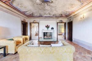 uma sala de estar com um sofá e uma lareira em AFFRESCATO - Palazzo Ravaschieri em Bracelli