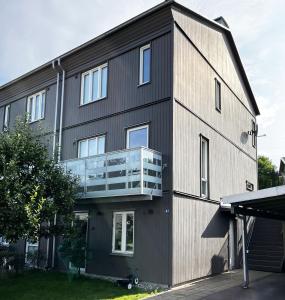 un edificio con un balcón en el lateral. en Nice semi-detached house in central Landvetter, en Landvetter