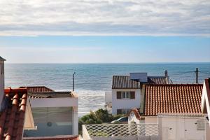 uitzicht op de oceaan vanaf de daken van gebouwen bij A Casa da Concha in São Pedro de Moel