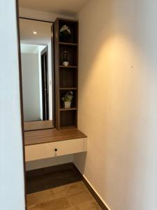ein Ankleidezimmer mit einem Spiegel und einem Regal in der Unterkunft Solaris Premium Luxury Living in Accra