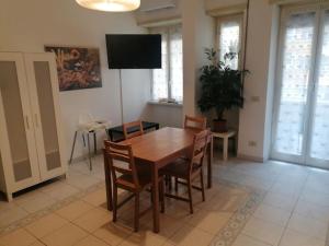 a dining room with a wooden table and chairs at Spazioso appartamento 10 min a piedi dal Vaticano e metro in Rome
