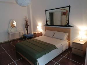 a bedroom with a bed with a mirror on the wall at Spazioso appartamento 10 min a piedi dal Vaticano e metro in Rome