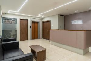 The Living Hub Business Hotel, Kolhapur的休息区