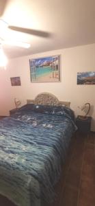 una camera da letto con un letto e un dipinto sul muro di Gli scogli a due passi a Portovenere