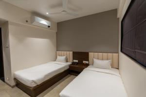 The Living Hub Business Hotel, Kolhapur客房内的一张或多张床位