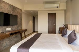 The Living Hub Business Hotel, Kolhapur客房内的一张或多张床位
