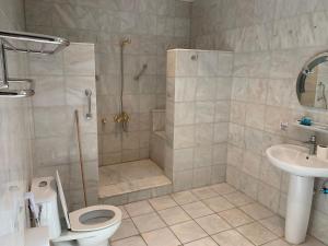 a bathroom with a shower and a toilet and a sink at فندق سرايا الجوار - SARAYA ALJIWAR HOTEL in Makkah